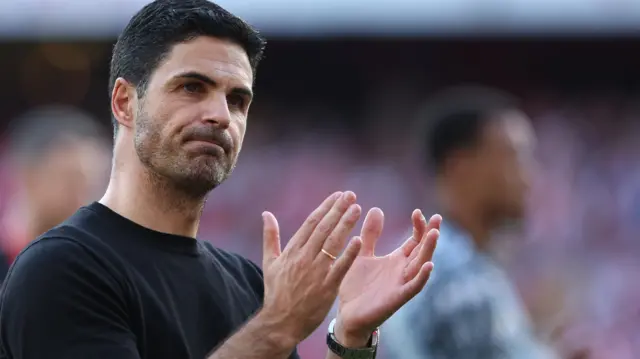 Mikel Arteta applauds