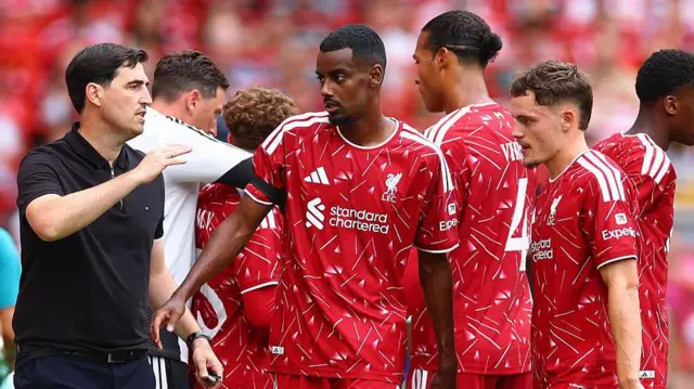 Andoni Iraola speaks to a group of Liverpool players