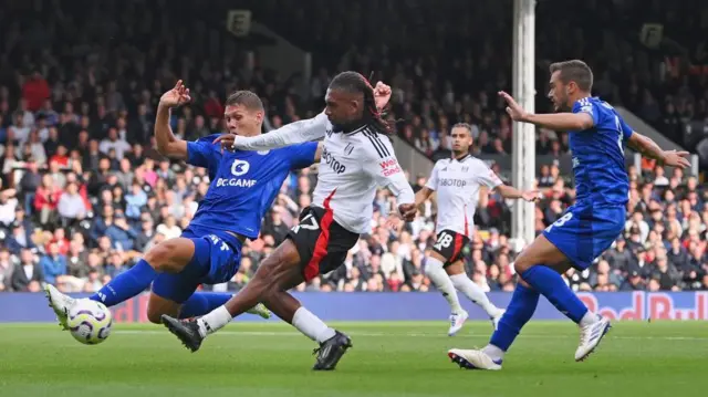 Alex Iwobi has a shot against Leicester