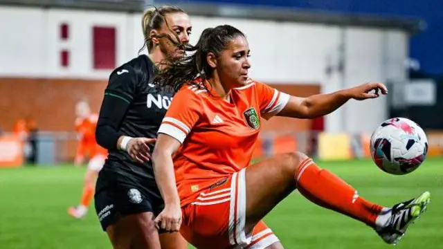 Glasgow City's Abi Harrison (R) and Hibernian's Siobhan Hunter 