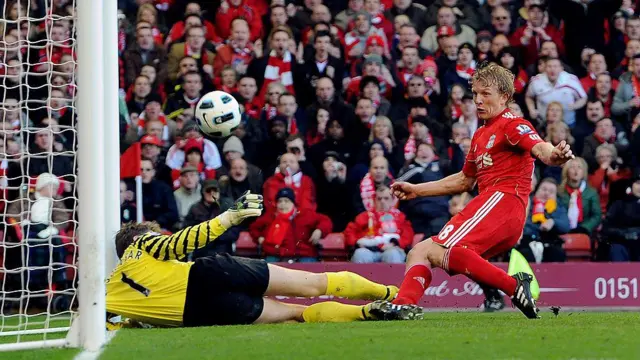 Dirk Kuyt scores the third goal