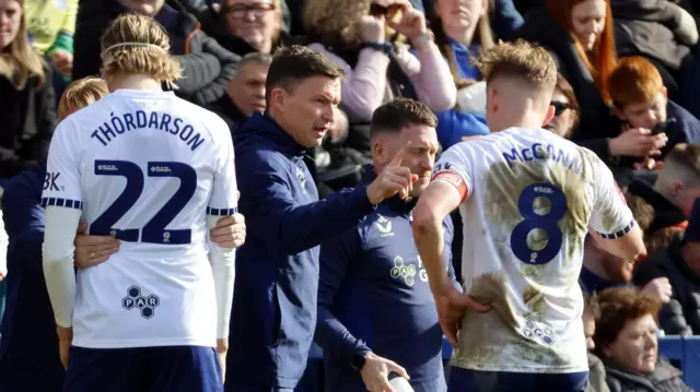 Paul Heckingbottom talks to his players during the win over Burnley