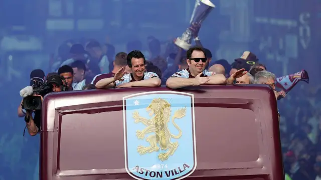 Unai Emery greets fans on open top bus 