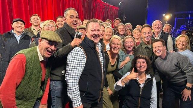 Hawkstone Farmers gefn llwyfan gydag Ant & Dec