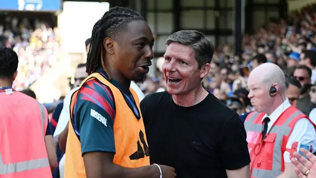 Eberechi Eze of Arsenal interacts with former manager Oliver Glasner