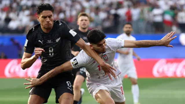 Marko Stamenic (left) of New Zealand challenges Iran's Arya Yousefi
