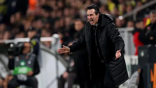 Unai Emery shouts