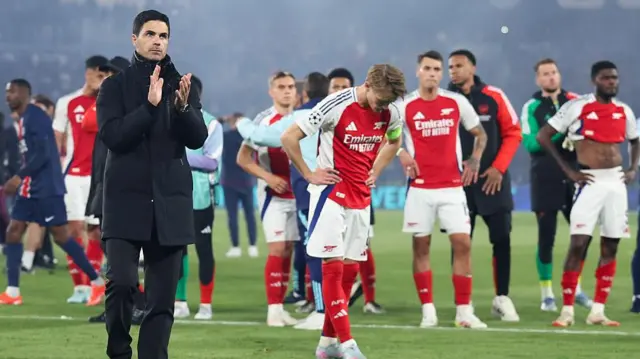 Arsenal team and Mikel Arteta 