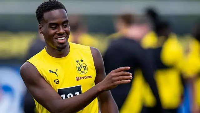 Jamie Gittens in action during training session for Borussia Dortmund