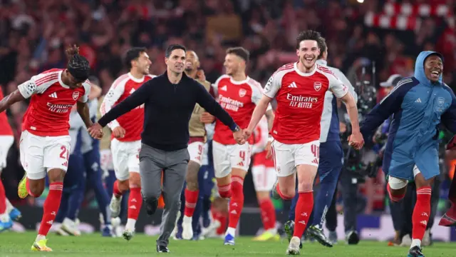 Mikel Arteta celebrates ith his players