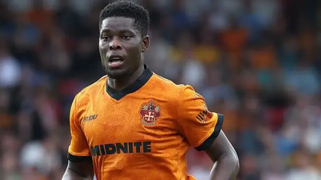 Marshall Munetsi in action for Wolves. He is wearing the club's old gold coloured home shirt.