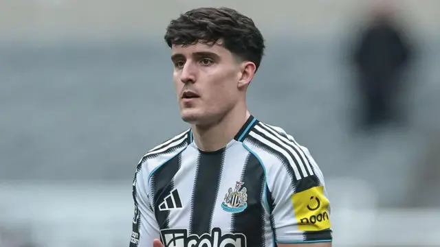 Tino Livramento of Newcastle United applauds the fans after the final whistle during the Premier League match between Newcastle United and Sunderland.