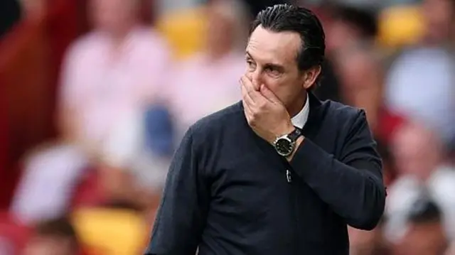 Unai Emery holding his face on the sideline during Aston Villa's game at Brentford