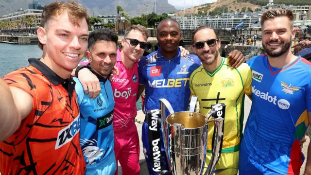 Sunrisers Eastern Cape captain Tristan Stubbs, Pretoria Capitals captain Keshav Maharaj, Paarl Royals captain David Miller, Kagiso Rabada of MI Cape Town, Joburg Super Kings captain Faf Du Plessis and Durban Super Giants captain Aiden Markram pose with the Betway SA20 Trophy during the Betway SA20 Captain’s day prior to the start of season 4. Held at the Westin Hotel, Cape Town