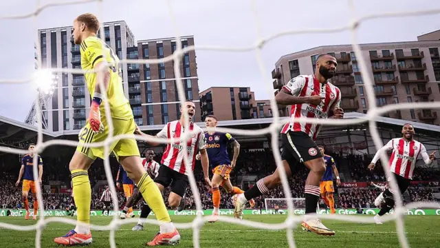 Igor Thiago of Brentford celebrates