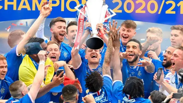 Steven Davis lifts Scottish Premiership
