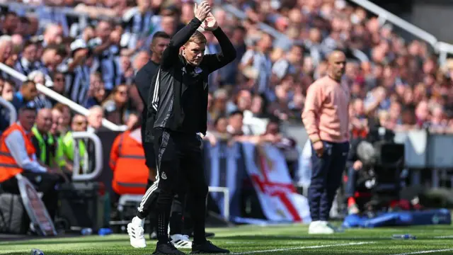 Eddie Howe clapping fans