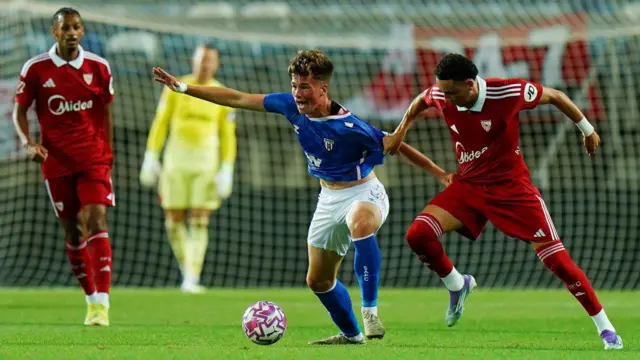 Tom Lavery in action against Sevilla 