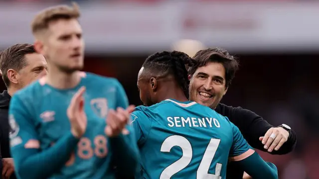 Andoni Iraola celebrates with Antoine Semenyo 