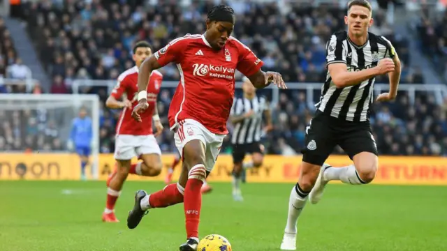 Anthony Elanga plays for Nottingham Forest against Newcastle and runs with the ball