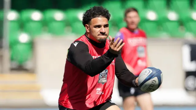Sione Tuipulotu in Glasgow Warriors training