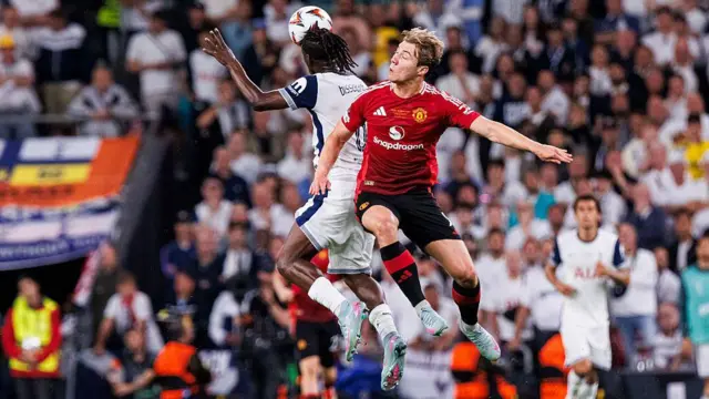Rasmus Hojlund fights for ball with Yves Bissouma