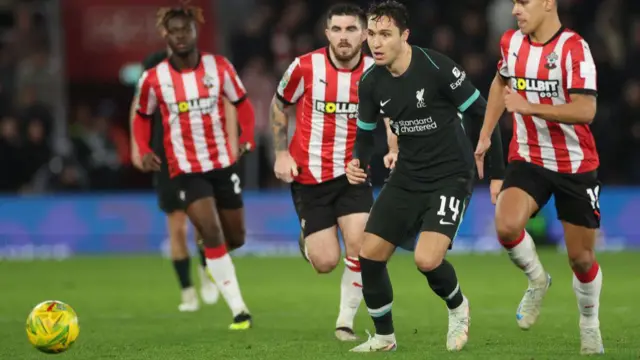 Federico Chiesa of Liverpool passes the ball under pressure from Mateus Fernandes of Southampton during the Carabao Cup Quarter Final match between Southampton and Liverpool 