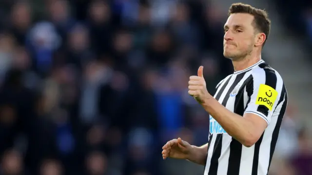 Chris Wood gives thumbs up in Newcastle shirt