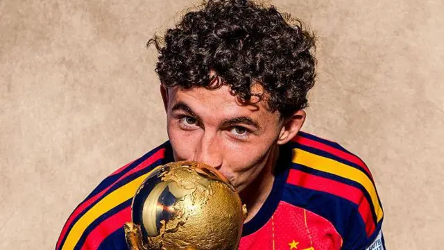 Yeremy Pino kisses the World Cup trophy