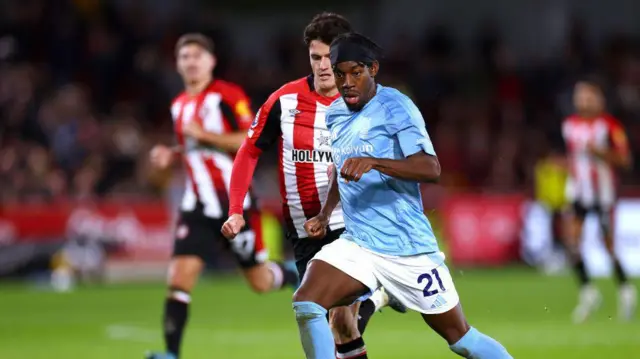 Anthony Elanga of Nottingham Forest runs with the ball during the Premier League match between Brentford FC and Nottingham Forest FC at Gtech Community Stadium on December 21, 2024