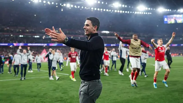 Arsenal and Mikel Arteta celebrate on the pitch after beating Atletico Madrid in the semi-final of the Champions League