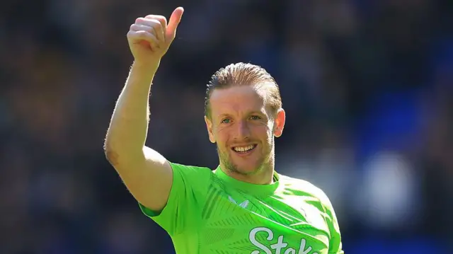 Jordan Pickford puts his thumb up
