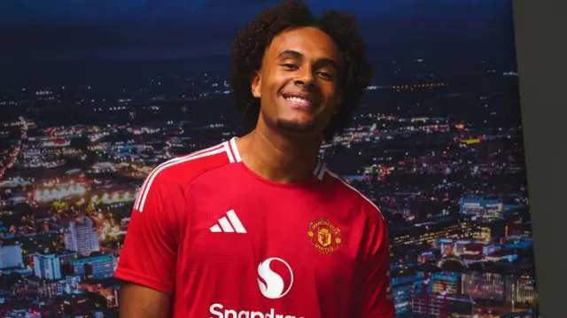 Joshua Zirkzee in Manchester United shirt