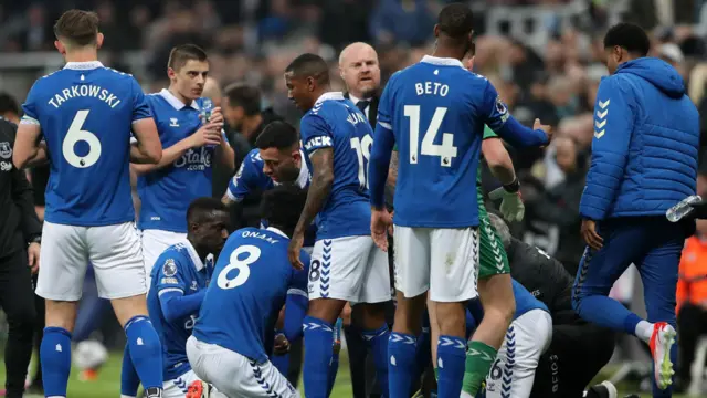 Sean Dyche speaks to Everton players