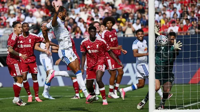 Dominic Calvert-Lewin scores past Giorgi Mamardashvili