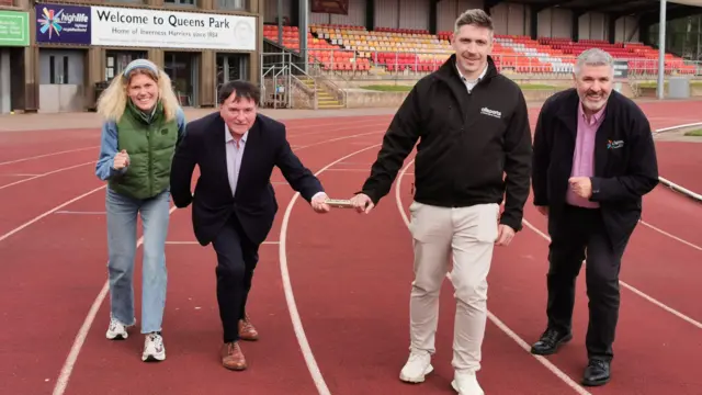 Megan Keith, Ken Gowans, Craig Robertson is James Martin aig Pàirc na Banrigh.