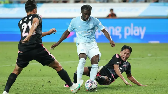 Jeremy Monga competes for the ball with Kwon Kyung Won