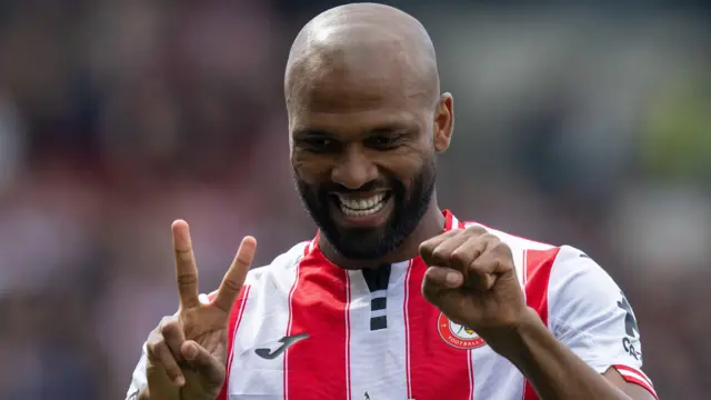  Igor Thiago celebrates scoring against Everton