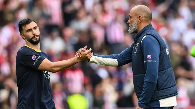 Taty Castellanos of West Ham United shakes hands with Nuno Espirito Santo