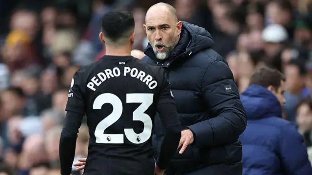 Igor Tudor speaks to Pedro Porro on the touchline