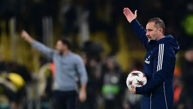 Vitor Pereira gives instructions from the sideline