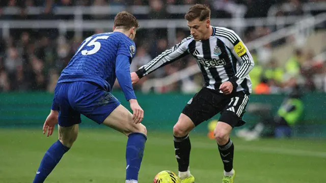 Harvey Barnes of Newcastle United takes on Jake O'Brien of Everton