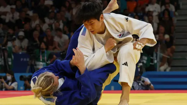 Great Britain's Emma Reid takes on South Korea's Yoon Hyunji in last 32 of 78kg judo at 2024 Paris Olympics