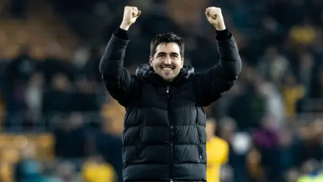 Andoni Iraola celebrates