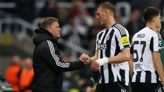 Eddie Howe shakes hands with Dan Burn