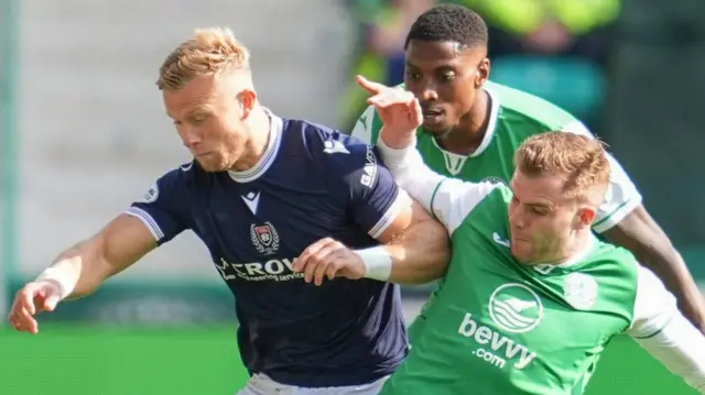 Hibernian's Chris Cadden and Dundee's Curtis Main