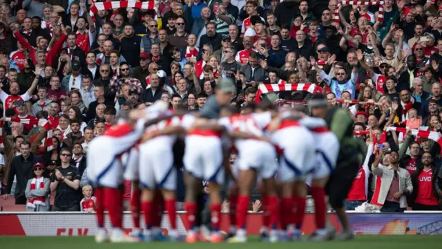 Arsenal players huddle pre-match