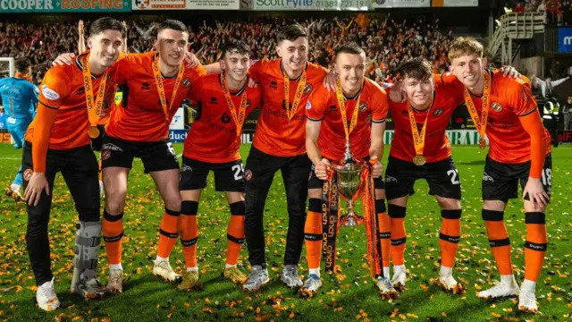 Dundee United players celebrate with title