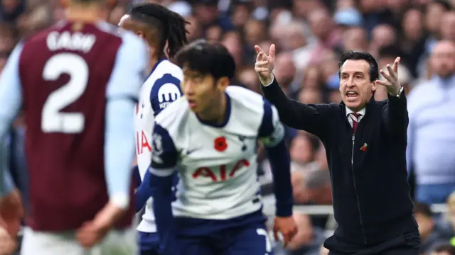 Unai Emery shouts at team from touchline