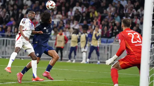 Joshua Zirkzee heads a ball